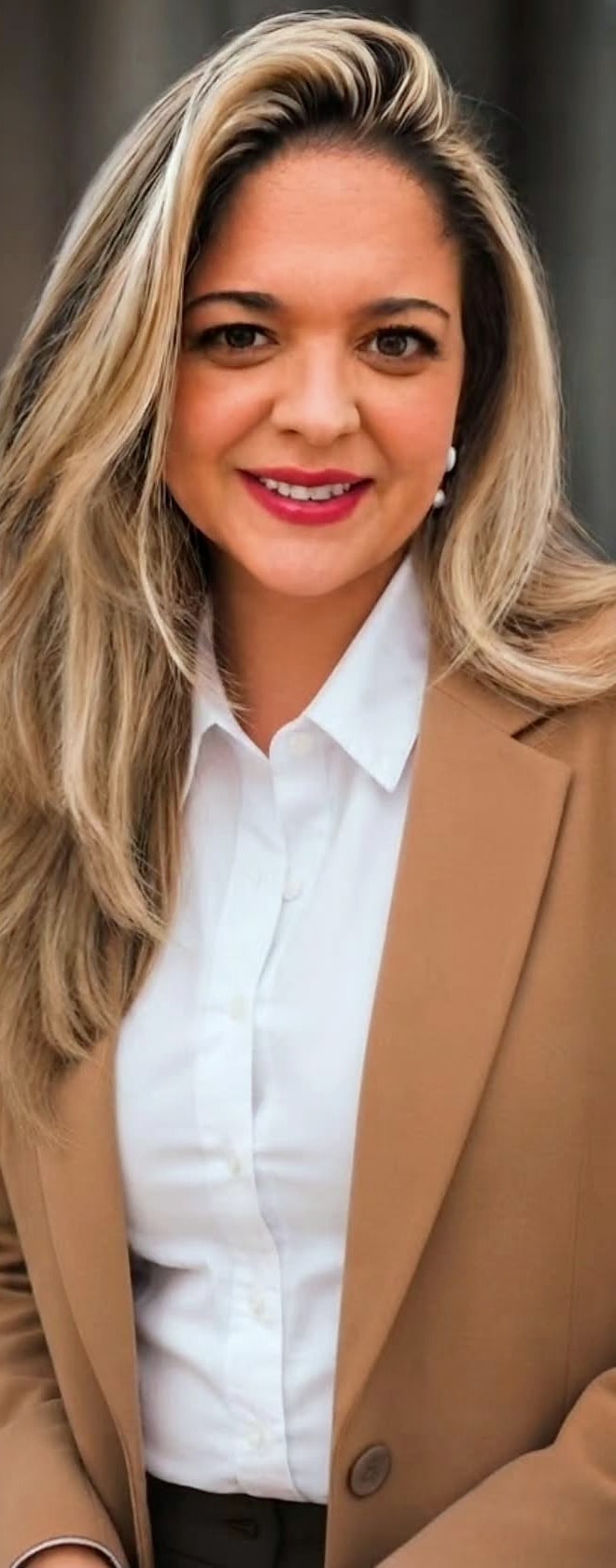 Luanna Lara de blazer, em retrato profissional